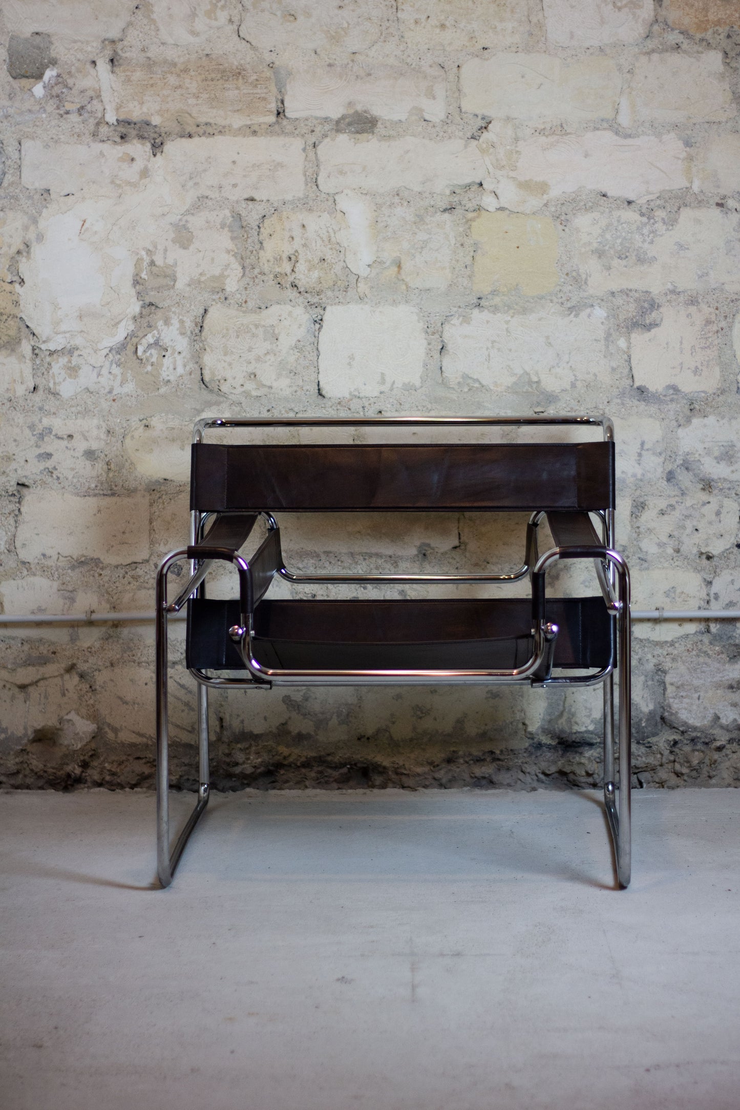 Fauteuil Wassily en cuir brun par Marcel Breuer