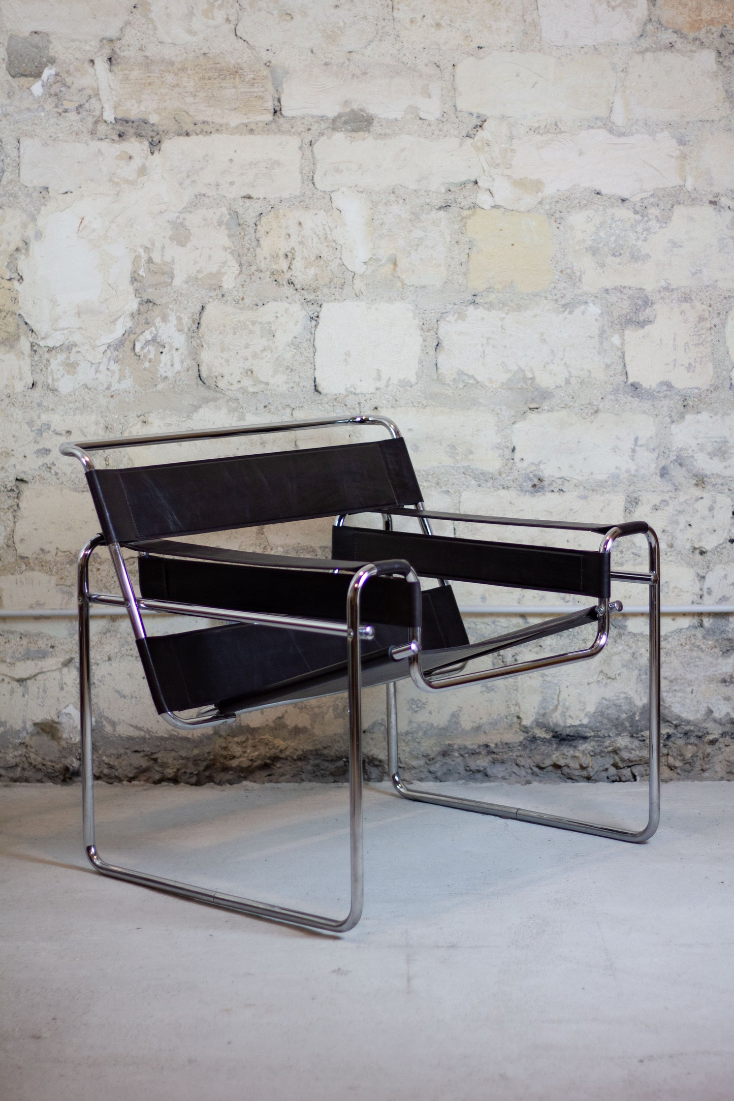 Fauteuil Wassily en cuir brun par Marcel Breuer