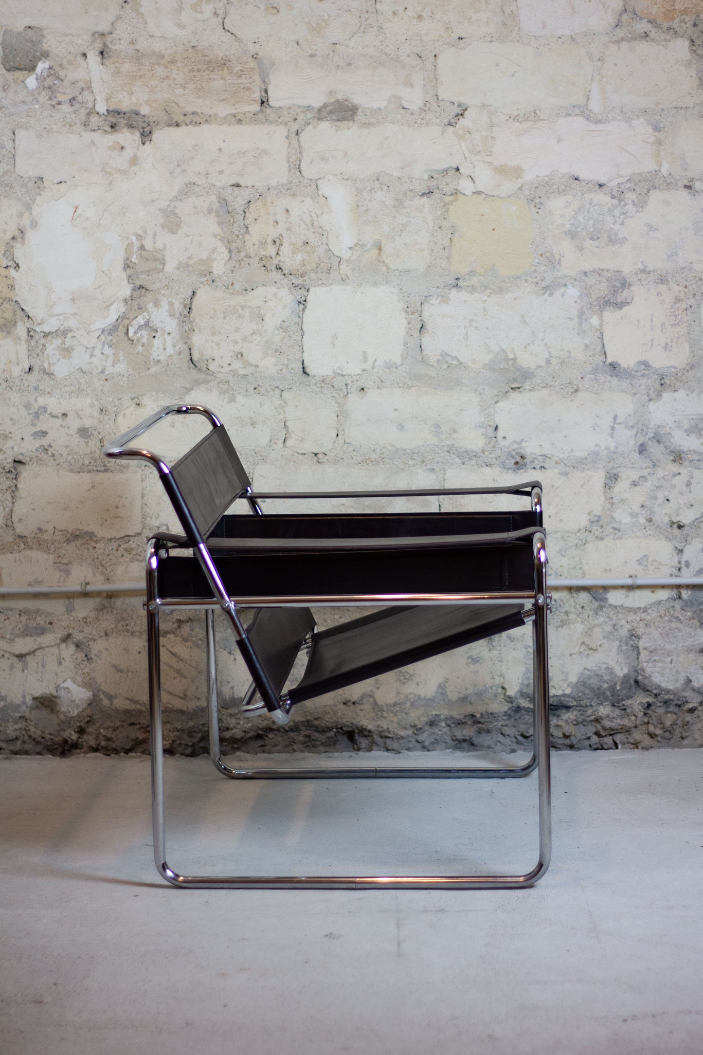 Fauteuil Wassily en cuir brun par Marcel Breuer