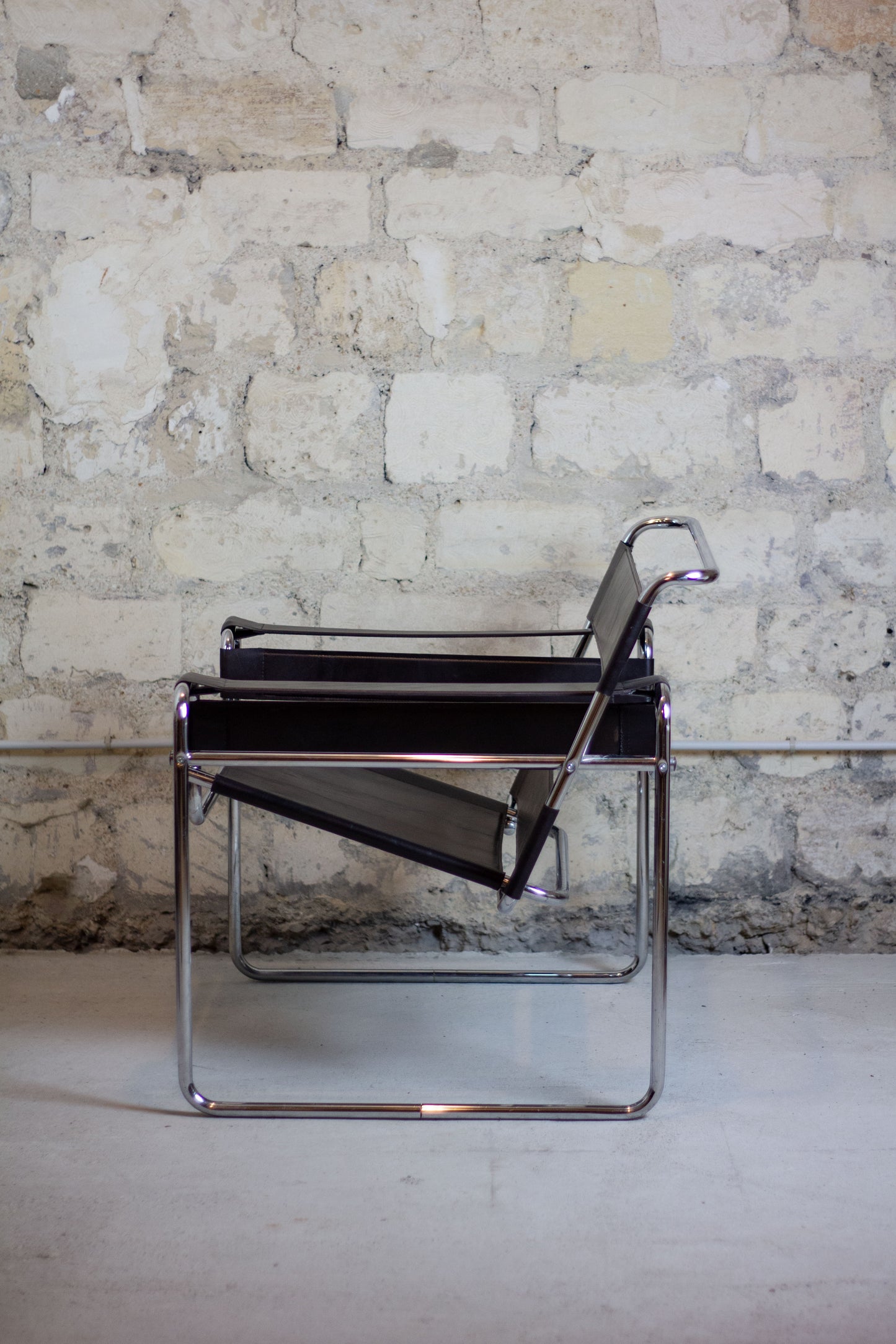 Fauteuil Wassily en cuir brun par Marcel Breuer