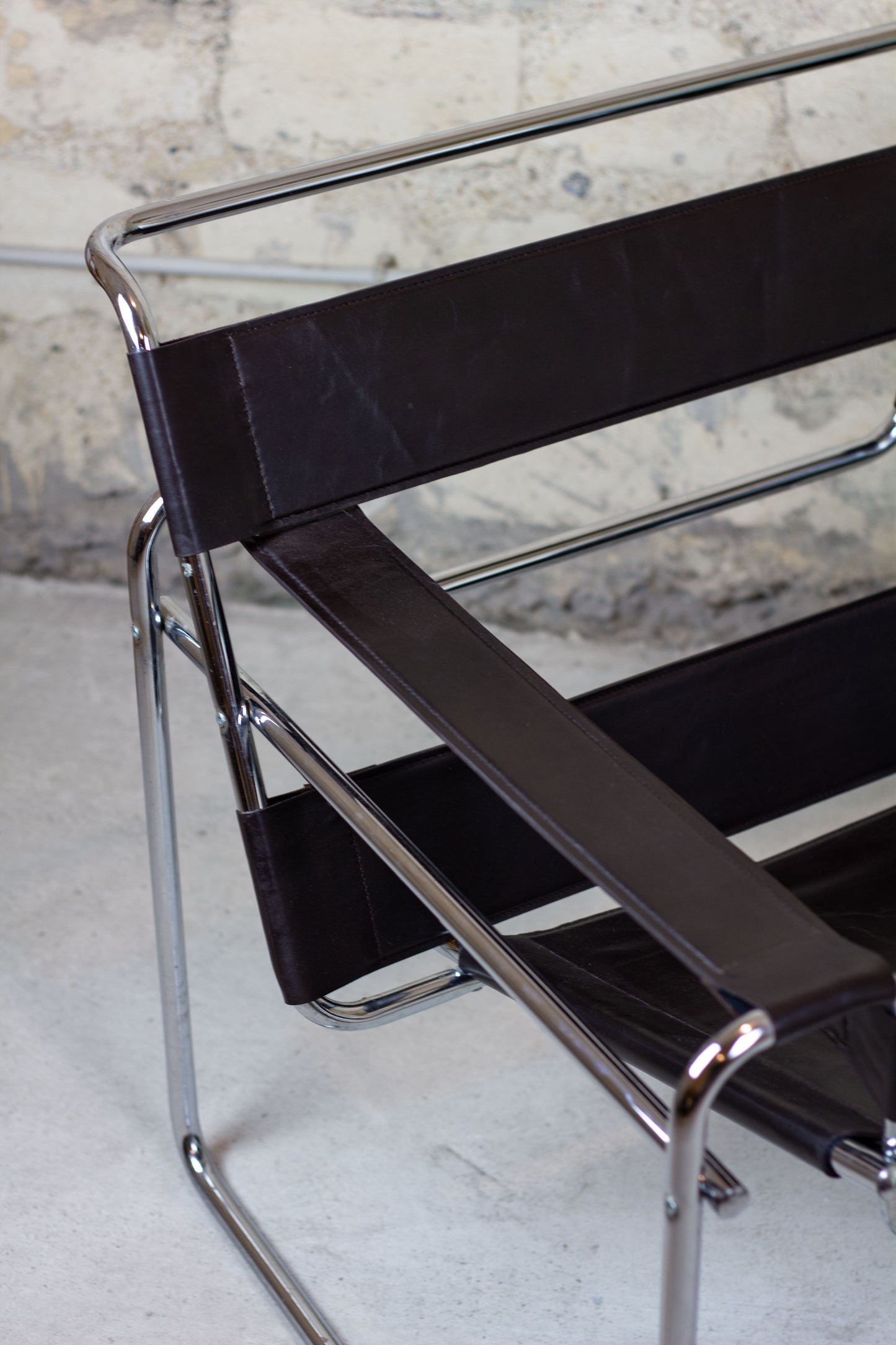 Fauteuil Wassily en cuir brun par Marcel Breuer